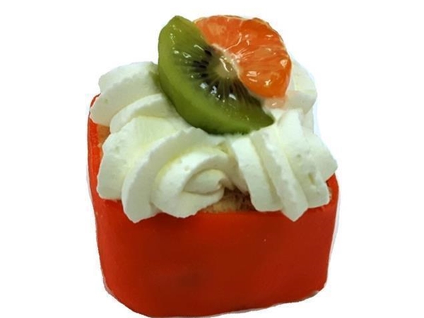 Oranje marsepein slagroomgebak